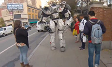 你敢搭讪街头散步的机器人吗